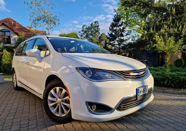 Chrysler Pacifica cena 114900 przebieg: 146000, rok produkcji 2018 z Otwock małe 704